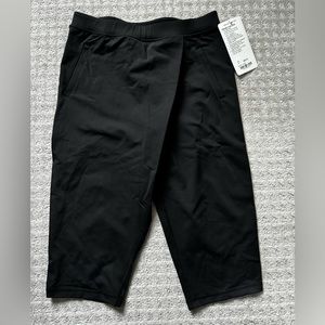 NWT Lululemon Retreat Yogi Crop Black size 6